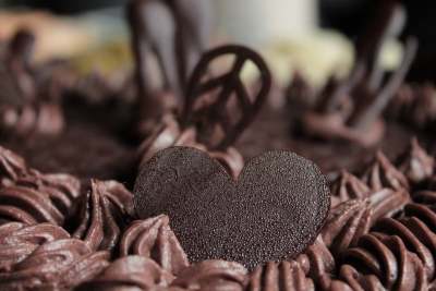 A heart in chocolate shape in icing on cake