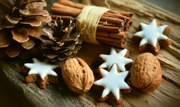 Pine cones, walnuts, cinnamon sticks and gingerbread