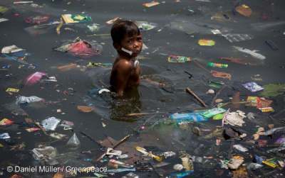 Image: Plastic oceans toxins Greenpeace