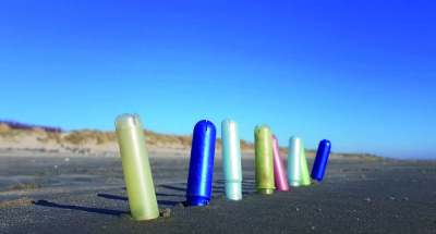 Image: tampons in a row on the beach
