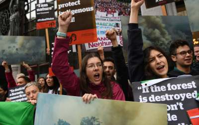 Image: bolnasero amazon protest women shouting with placards