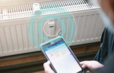 Adjusting temperature of radiator by mobile device