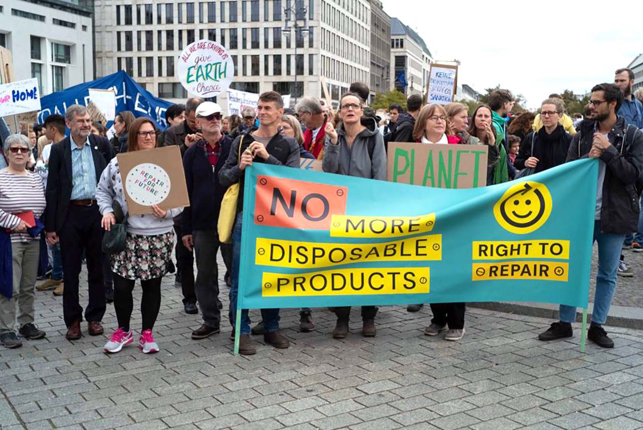 image: right to repair berlin strike no more disposables banner
