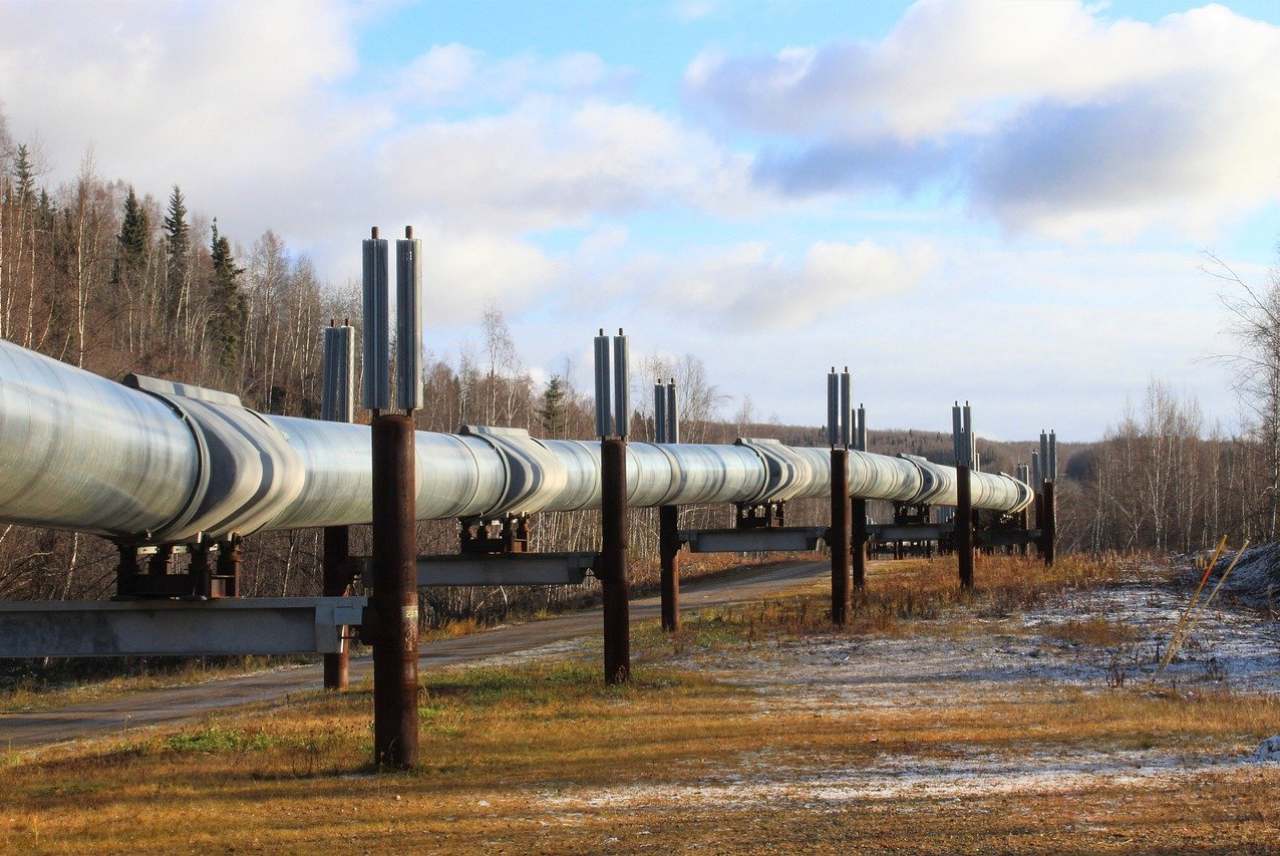Alaska pipeline carrying oil