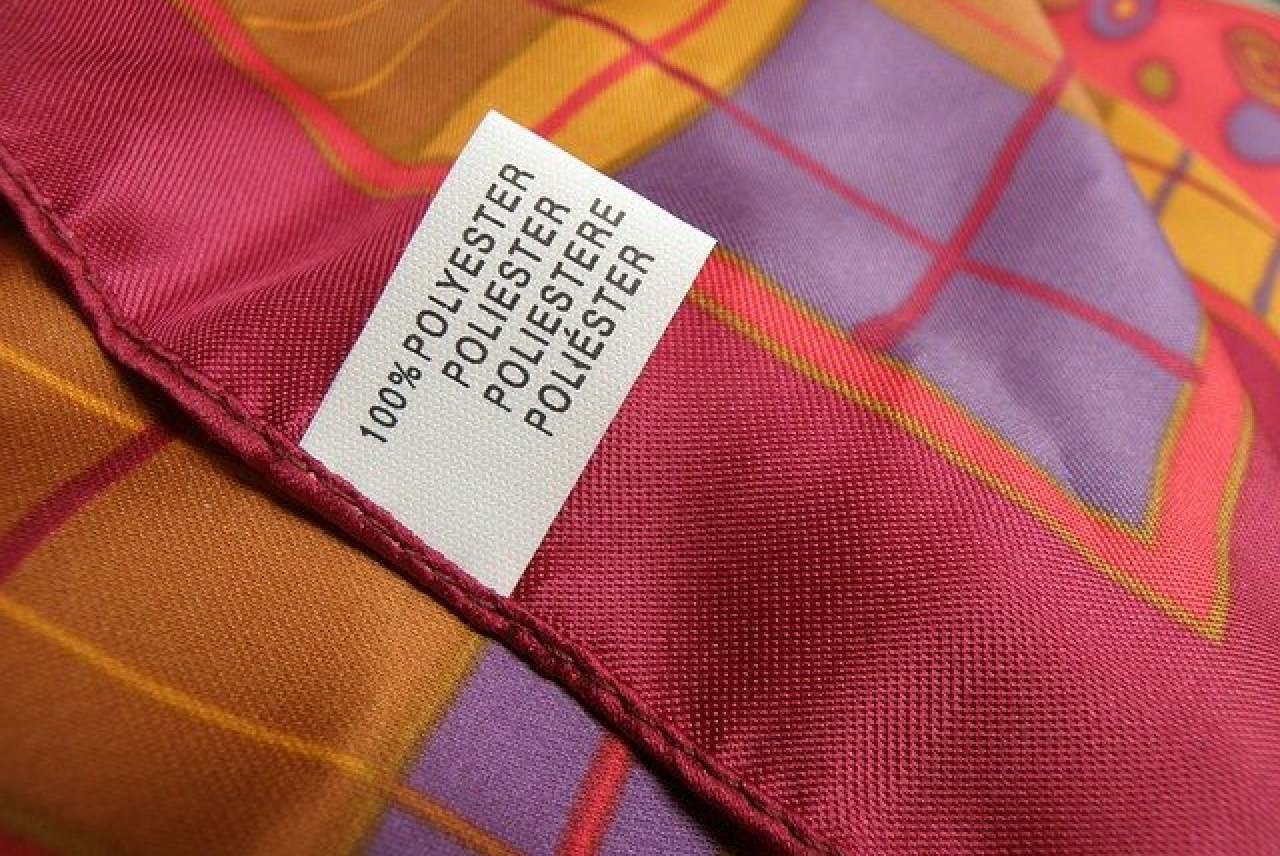 Scarf with polyester material labelling 