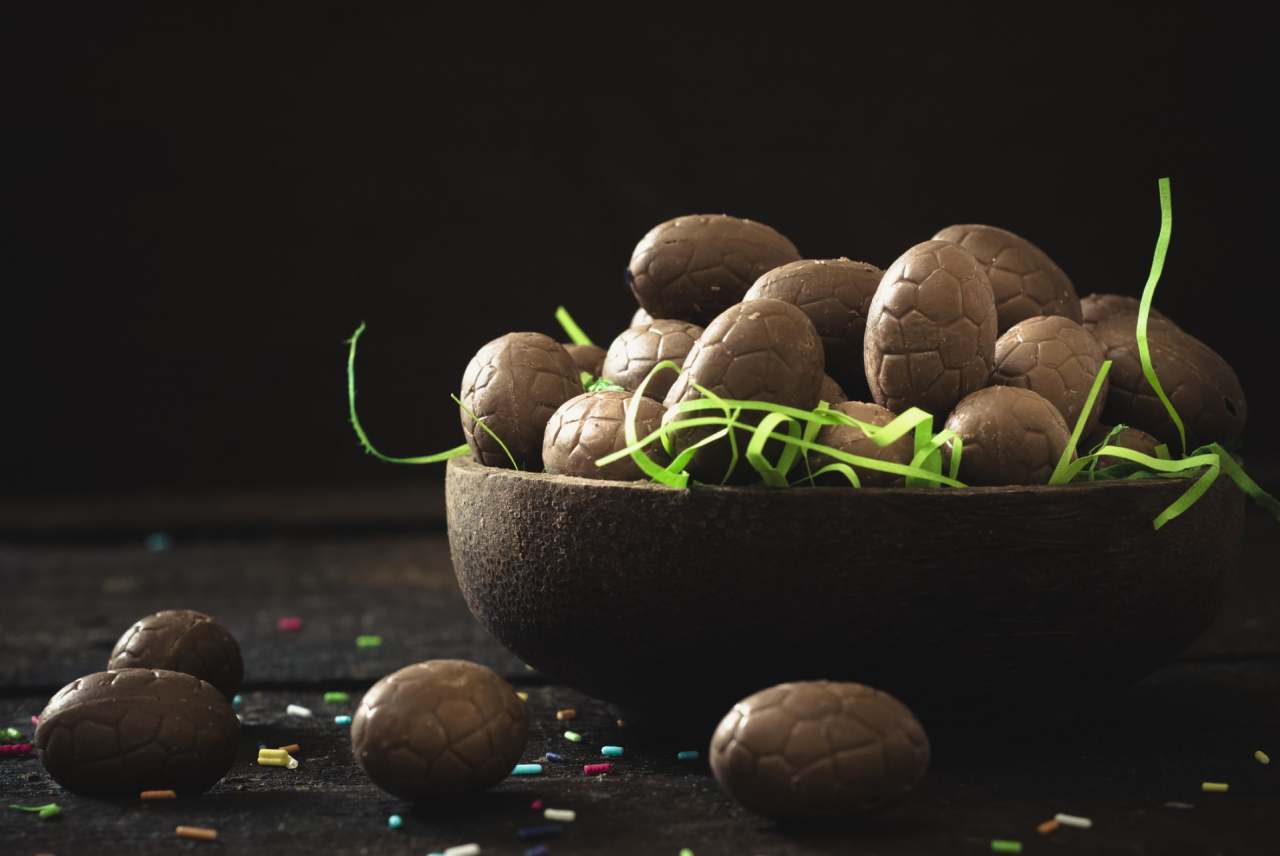 Bowl with small chocolate Easter eggs in