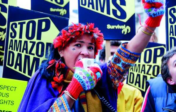 Brazilian woman Sheyla Juruna campaigning against dam