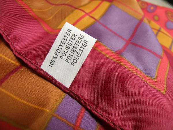 Scarf with polyester material labelling 